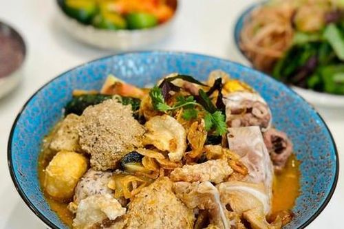 Khách Tây choáng ngợp 'ma trận gia vị' trong bún riêu Việt