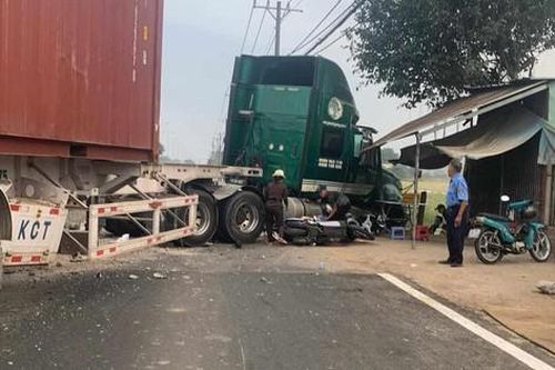 Xe container húc văng dải phân cách, 3 người đi xe máy bị thương