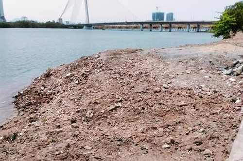 Ai đang đổ đất lấn sông Hàn?