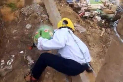 Khẩn trương khắc phục tình trạng học sinh phải chui rào kẽm gai đến trường