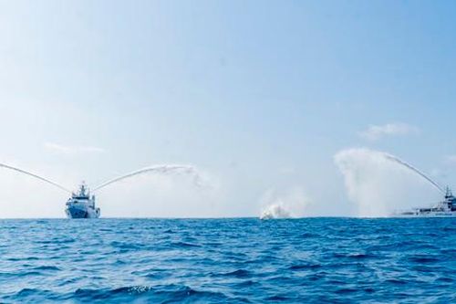 Tàu Cảnh sát biển Việt Nam - Ấn Độ phô diễn trên biển
