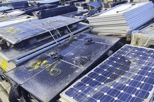 Úc đối mặt với nguy cơ 'chìm trong' rác thải từ pin năng lượng mặt trời