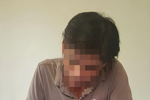Người đàn ông đấm, đá túi bụi 'vợ hờ' giữa đường ở Quảng Nam