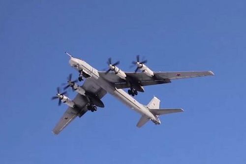 Cận cảnh oanh tạc cơ chiến lược Tu-95MS Nga tuần tra trên biển Barents
