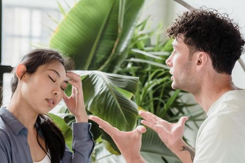 Bạn thân bị người yêu bạo hành, tôi hỏi đúng 3 câu giúp cô ấy tỉnh mộng