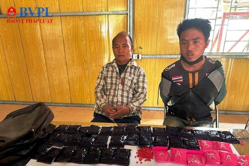 Bắt 2 bố con người Lào vận chuyển 8.000 viên ma túy vào Điện Biên
