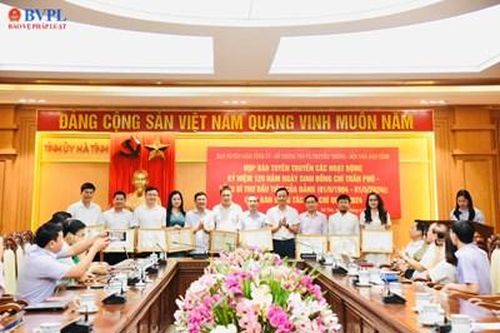 Phóng viên Báo Bảo vệ pháp luật nhận Bằng khen của Chủ tịch UBND tỉnh