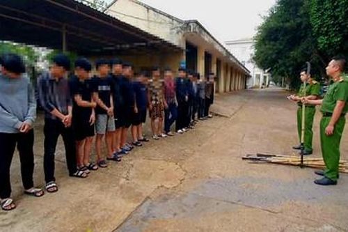 Nhóm thanh, thiếu niên mang dao rựa đi giải quyết mâu thuẫn ở phố núi