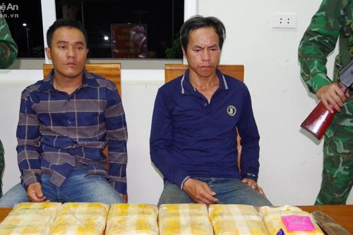 Bắt 2 đối tượng người nước ngoài 'cõng' ma túy lấy 6.000 USD