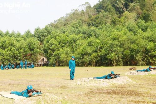 Các chiến sĩ dân quân Nghệ An trên thao trường tháng Tư 'đổ lửa'