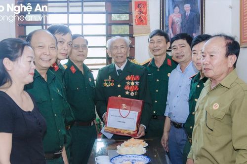 Thăm, tặng quà cựu chiến binh tham gia chiến dịch Điện Biên Phủ tại huyện Yên Thành
