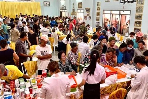 Đoàn công tác của Thành phố Hồ Chí Minh thăm, khám bệnh từ thiện tại Lào