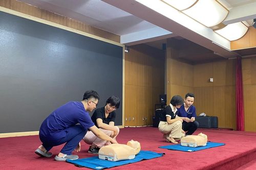 Bác sĩ Bệnh viện Bạch Mai hướng dẫn cách cấp cứu hồi sinh tim, phổi