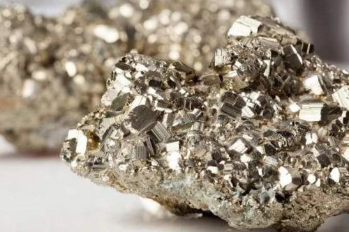 Viên đá đắt nhất thế giới: Không chứa vàng hay kim cương, chỉ cần 1 gram đủ sống sung sướng hết đời