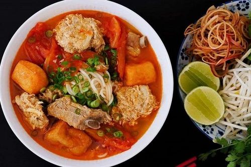 Cây bút ẩm thực nổi tiếng ca ngợi bún riêu Việt Nam có hương vị đầy ấn tượng