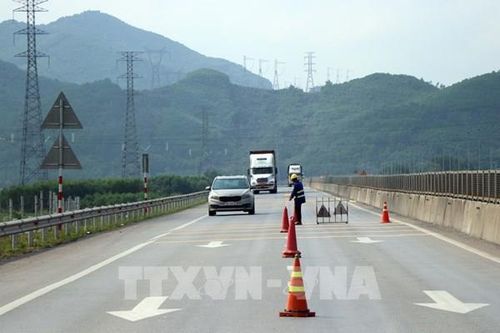 Làm gì để tránh nổ lốp ô tô trên cao tốc Cam Lộ - La Sơn?
