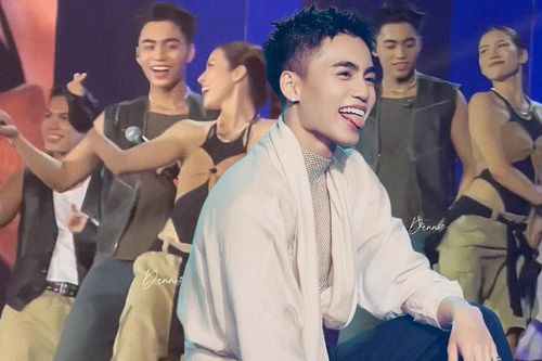 Đang biểu diễn, MONO bị vũ công 'rủ rê' bắt trend TikTok ngay trên sân khấu