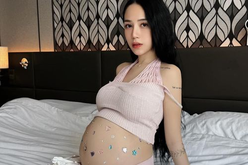 Ái nữ đại gia Minh Nhựa 'gây bão' với trend mới: Đính đá lên bụng bầu