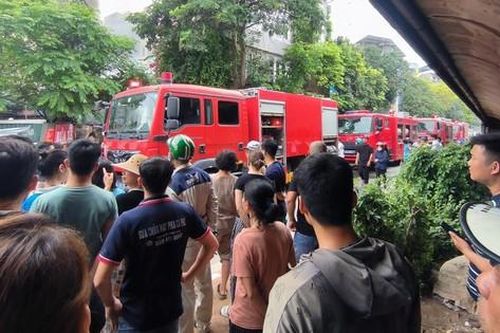 Hà Nội: Cháy lan sang xưởng gỗ, nhiều tài sản bị thiêu rụi