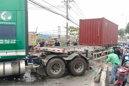 TPHCM: 3 người bị xe container cuốn vào gầm, Quốc lộ 22 kẹt xe nhiều km