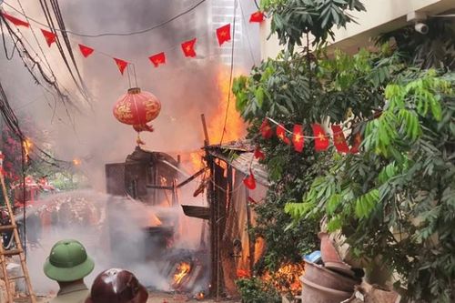 Hà Nội: Cháy lớn tại kho phế liệu gầm cầu vượt Mễ Trì