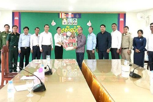 Bí thư Huyện ủy và Chủ tịch UBND huyện An Phú chúc Tết cổ truyền Campuchia năm 2024