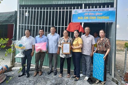 Hội Liên hiệp Phụ nữ xã Vĩnh Phú bàn giao 'Mái ấm tình thương'