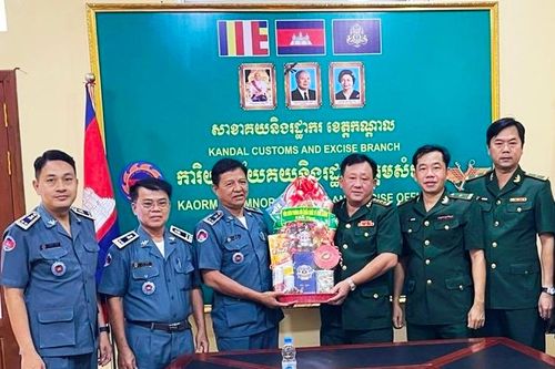 Đồn Biên phòng Cửa khẩu quốc tế Vĩnh Xương chúc Tết Chol Chnam Thmay