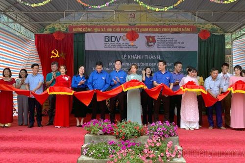 Trao tặng 'Trường đẹp cho em' cho học sinh xã Háng Lìa