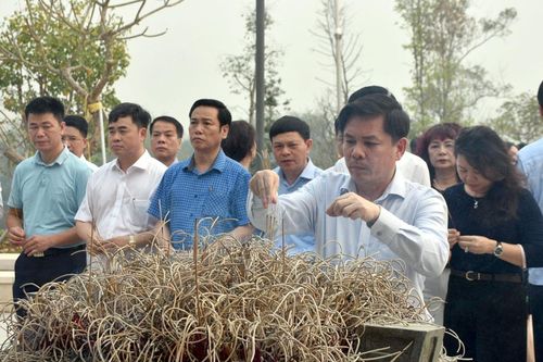 Đoàn công tác Đảng ủy Khối các Cơ quan Trung ương tri ân các Anh hùng liệt sĩ