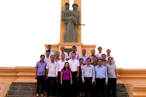 Đoàn đại biểu tỉnh Đồng Tháp viếng Tượng đài hữu nghị Campuchia - Việt Nam