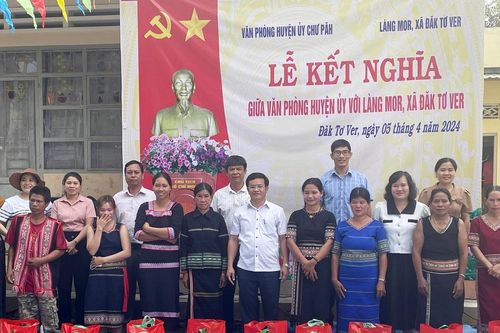 Văn phòng Huyện ủy Chư Păh kết nghĩa với làng Mor