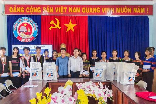 Trao học bổng cho 20 học sinh dân tộc thiểu số huyện Krông Pa