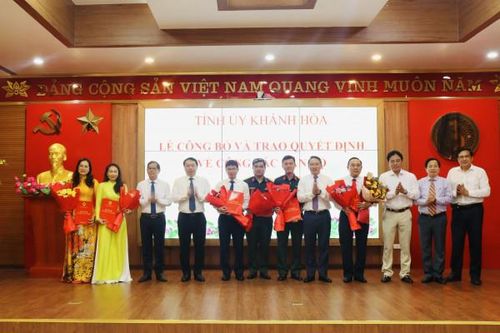 Tỉnh ủy Khánh Hòa: Công bố và trao quyết định về công tác cán bộ
