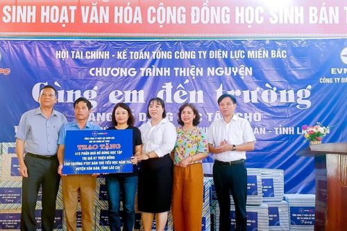 Trao 415 phần quà cho học sinh xã Nậm Tha (Văn Bàn)