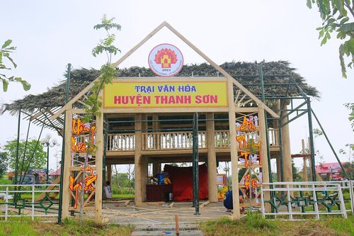 Dựng trại văn hóa chuẩn bị cho Giỗ Tổ Hùng Vương