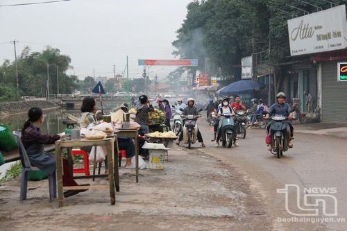 Lấn chiếm hành lang giao thông: Vẫn là chuyện ý thức
