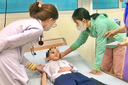 Cha mẹ cần được nghỉ việc để chăm sóc con ốm đau nếu dưới 16 tuổi