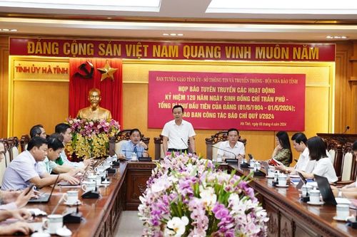 Phóng viên Báo Xây dựng được Chủ tịch UBND tỉnh Hà Tĩnh tặng bằng khen