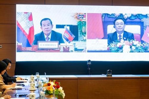 Chủ tịch Quốc hội Vương Đình Huệ điện đàm trực tuyến với Chủ tịch Thượng viện Campuchia