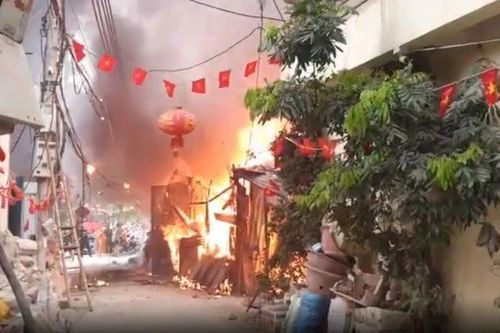Cháy lớn tại kho kinh doanh sắt vụn khu vực cầu vượt Mễ Trì