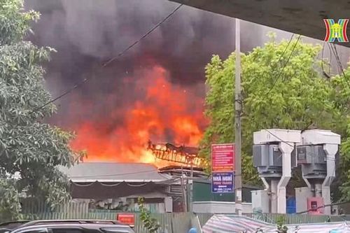 Cháy lớn kho kinh doanh sắt vụn gầm cầu vượt Mễ Trì