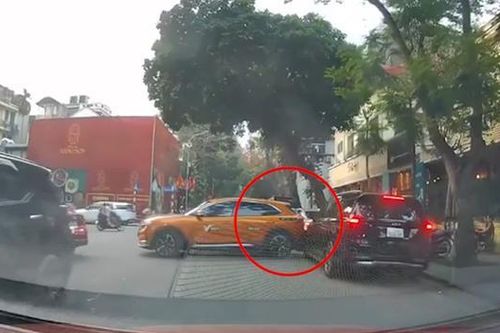 Ô tô lùi húc vào phương tiện khác rồi bỏ đi