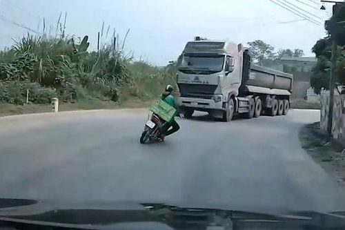 Vượt khúc cua, xe máy va chạm với xe ben ngược chiều