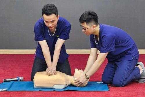 Bác sĩ hướng dẫn cách cấp cứu hồi sinh tim, phổi
