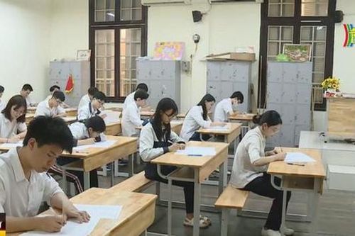 Học sinh lớp 12 tại Hà Nội thi thử tốt nghiệp THPT
