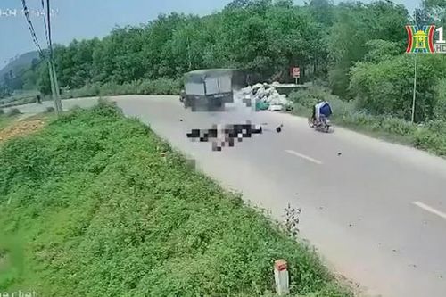 Xe máy đấu đầu, hai lái xe bị thương nặng