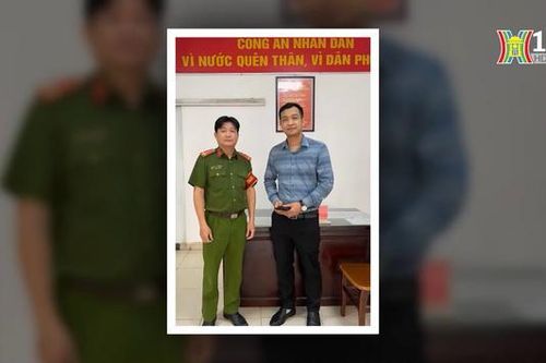 Công an phường Giảng Võ trao trả tài sản cho người dân