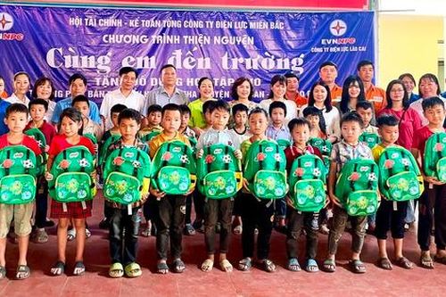 Điện lực Lào Cai tổ chức chương trình thiện nguyện 'Cùng em đến trường'