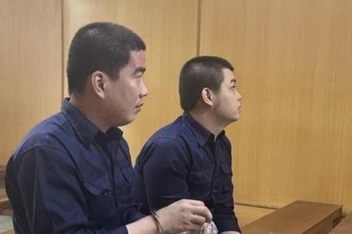 Rải vàng mã, tưới xăng đốt nhà bạn hàng vì nghi ngờ bị… nói xấu